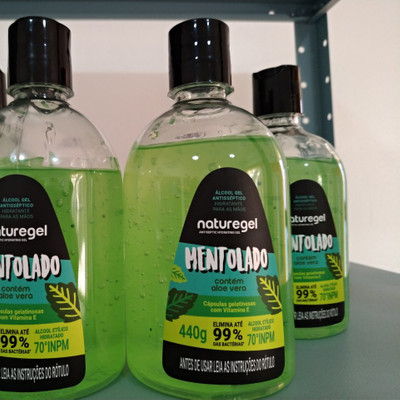 alcool-gel-hidratante-antisseptico-mentolado-440g-500ml-1